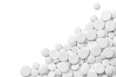 Beyaz arka planda bir sürü hap..