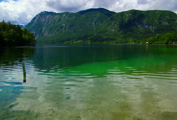 Montanha Lago Com Água Limpa — Fotografia de Stock