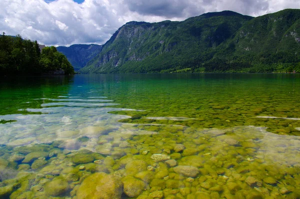 Montanha Lago Com Água Limpa — Fotografia de Stock