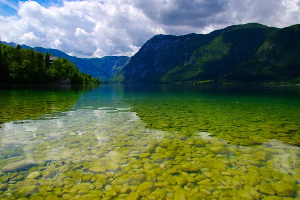 Montanha Lago Com Água Limpa — Fotografia de Stock