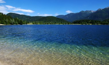  Manzara Bohinj Gölü, berrak suyla. Triglav Ulusal Parkı, Julian Alps, Slovenya, Avrupa.