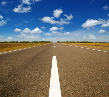 Asfalt araba yolu ve bulutlar yaz günü mavi gökyüzünde