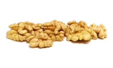 Beyaz arkaplanda izole edilmiş cevizler