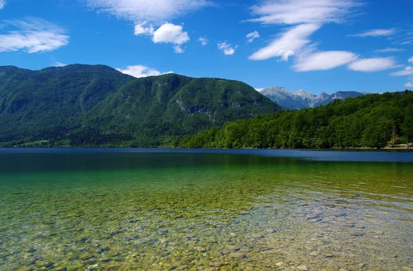 Montanha Lago Com Água Limpa — Fotografia de Stock