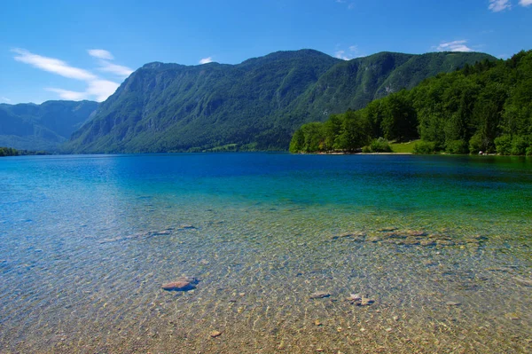 澄んだ水と山の湖 — ストック写真