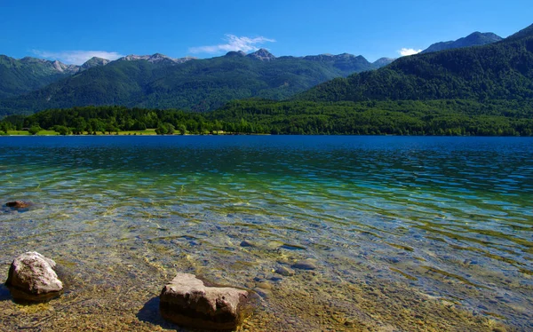 Montanha Lago Com Água Limpa — Fotografia de Stock