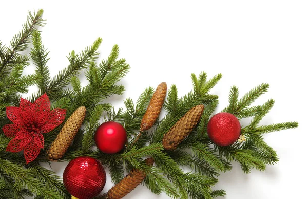 白い背景にモミの木の枝を持つクリスマスの装飾のボール — ストック写真