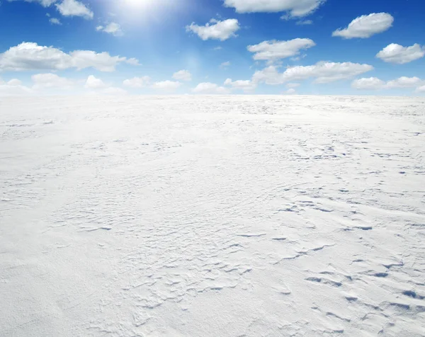 Χειμερινό Τοπίο Χιονισμένα Πεδία Στον Ουρανό Και Τον Ήλιο — Φωτογραφία Αρχείου