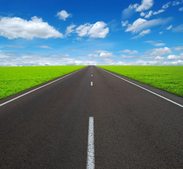 Asfalto Coche Carretera Nubes Cielo Azul Día Verano — Foto de Stock