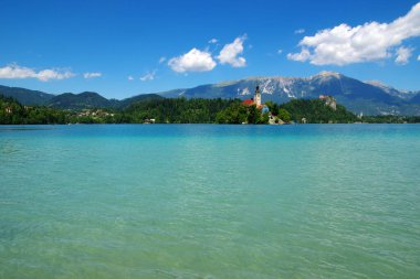  Kan gölü ve dağlar. Slovenya, Avrupa.