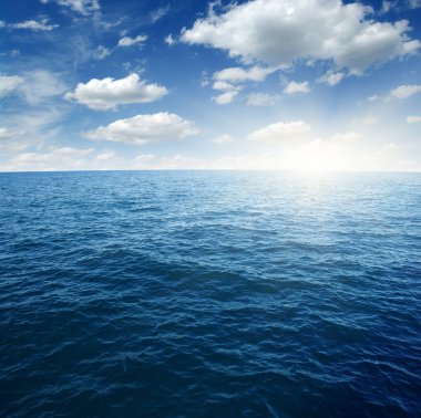 Gökyüzünde mavi deniz ve güneş