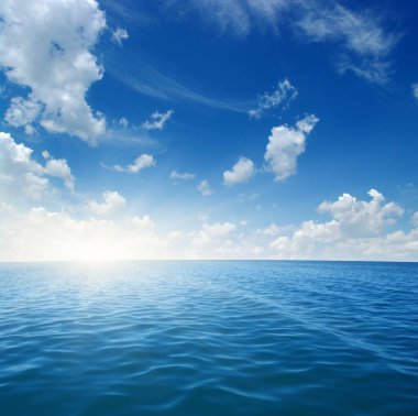 Gökyüzünde mavi deniz ve güneş