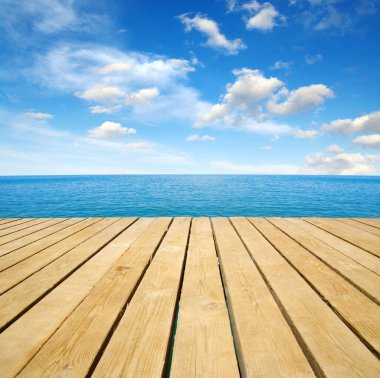 Ahşap, mavi deniz ve gökyüzü arka planı