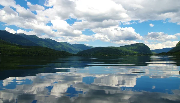 Горное Озеро Чистой Водой — стоковое фото