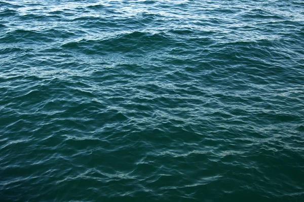 蓝色的海面上有波浪 水的背景 — 图库照片