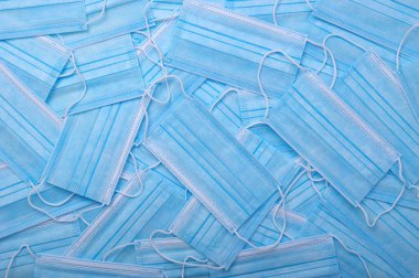 Doktor tıbbi maskesi mavi arka planda. Salgın, Covid19 konsepti