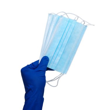 Doktor elinde mavi eldivenlerle tıbbi yüz maskesi tutuyor. Beyaz arka planda izole edilmiş. Coronavirus, COVID-19 konsepti.