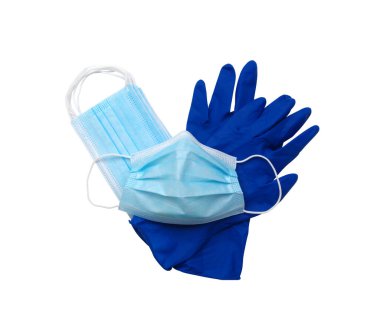 Maske ve lateks tıbbi eldivenler beyaz arka planda izole edilmiş.