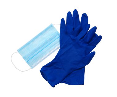 Maske ve lateks tıbbi eldivenler beyaz arka planda izole edilmiş.