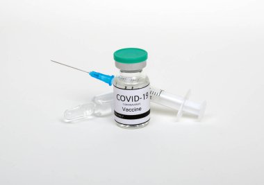 Aşı şişeleri, ilaç şişeleri ve şırınga beyaza izole edilmiş. Aşı, aşı, enfeksiyon tedavisi. Covid-19. Coronavirus 2019-ncov.