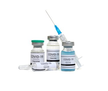 Aşı şişeleri, ilaç şişeleri ve şırınga beyaza izole edilmiş. Aşı, aşı, enfeksiyon tedavisi. Coronavirus 2019-ncov.