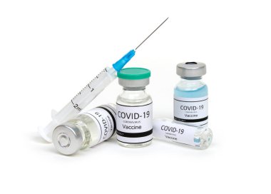 Aşı şişeleri, ilaç şişeleri ve şırınga beyaza izole edilmiş. Aşı, aşı, enfeksiyon tedavisi. Covid-19. Coronavirus 2019-ncov.