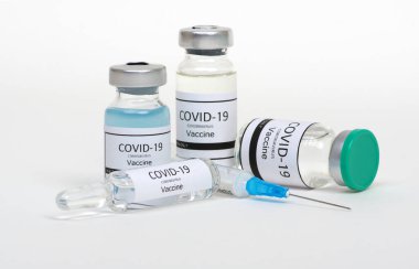 Aşı şişeleri, ilaç şişeleri ve şırınga beyaza izole edilmiş. Aşı, aşı, enfeksiyon tedavisi. Covid-19. Coronavirus 2019-ncov.