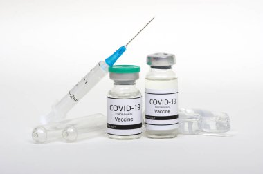 Aşı şişeleri, ilaç şişeleri ve şırınga beyaza izole edilmiş. Aşı, aşı, enfeksiyon tedavisi. Covid-19. Coronavirus 2019-ncov.