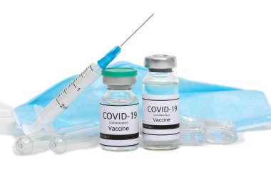 Aşı şişeleri, ilaç şişeleri ve şırınga beyaza izole edilmiş. Aşı, aşı, enfeksiyon tedavisi. Coronavirus 2019-ncov.