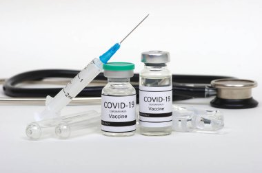 Aşı şişeleri, ilaç şişeleri ve şırınga beyaza izole edilmiş. Aşı, aşı, enfeksiyon tedavisi. Covid-19. Coronavirus 2019-ncov.