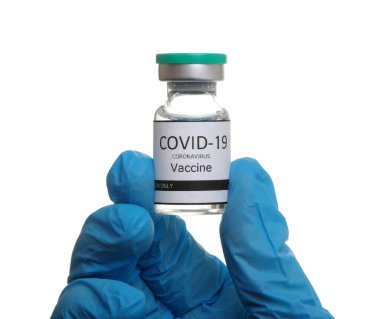 Doktorun elindeki Coronavirus aşısı beyaz arka planda izole edilmiş. Covid-19, 2019-nCov salgını.