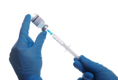 Doktor elinde beyaz arka planda izole edilmiş aşılar olan bir şırınga tutuyor. Aşı, aşı, enfeksiyon tedavisi. Covid-19. Coronavirus 2019-ncov.