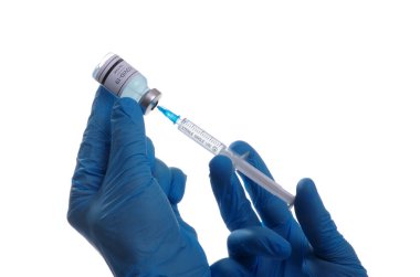 Doktor elinde beyaz arka planda izole edilmiş aşılar olan bir şırınga tutuyor. Aşı, aşı, enfeksiyon tedavisi. Covid-19. Coronavirus 2019-ncov.