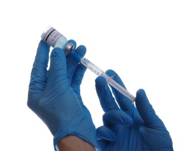 Doktor elinde beyaz arka planda izole edilmiş aşılar olan bir şırınga tutuyor. Aşı, aşı, enfeksiyon tedavisi. Covid-19. Coronavirus 2019-ncov.