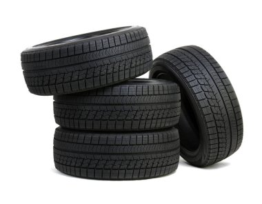 Araba lastikleri beyazda izole edilmiş.