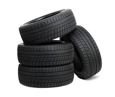 Araç lastikleri beyaz arkaplanda izole edildi.