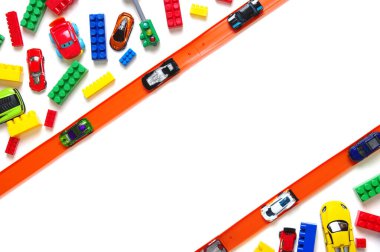 Oyuncak araba ve yarış pisti beyaz arka planda izole edildi