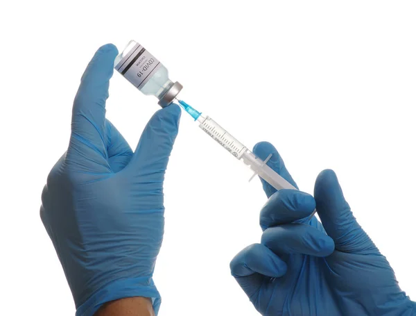 医師の手でガラス瓶の中にコロナウイルスワクチンCovid 19は白い背景に隔離 — ストック写真