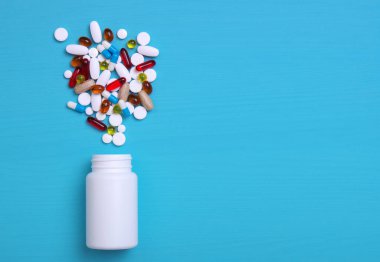 Mavi arka planda renkli haplar ve haplar