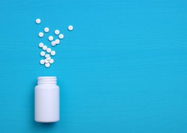 Haplar, haplar ve mavi arka planda bir şişe. Metin için alanı kopyala