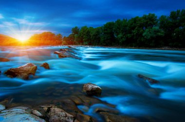 Nehir suyu ve gün batımı manzarası