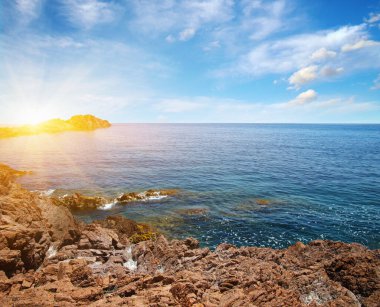 Gökyüzünde mavi deniz ve güneş