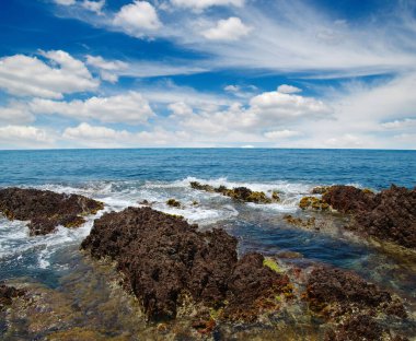 Mavi deniz ve gökyüzündeki bulutlar