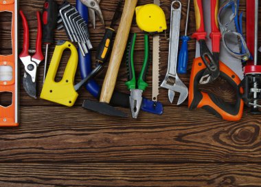 Ahşap arka plandaki aletler. Üst görünüm.