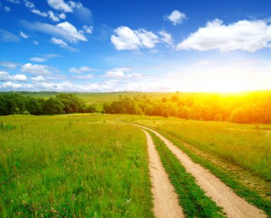 Tarlada yol ve bulutlu mavi gökyüzü