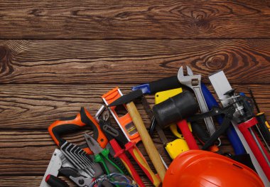 Ahşap arka plandaki aletler. Üst görünüm.