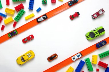 Oyuncak araba ve yarış pisti beyaz arka planda izole edildi