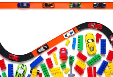 Oyuncak araba ve yarış pisti beyaz arka planda izole edildi