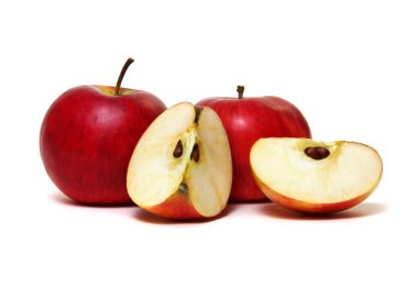 Beyaz arkaplanda dilimlenmiş elma.