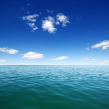 Gökyüzünde mavi deniz suyu yüzeyi